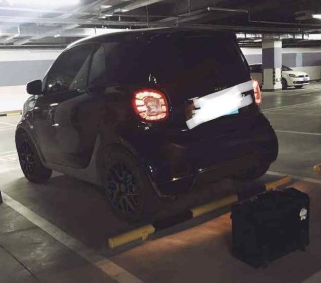 smart fortwo-购车总价 | 这款小小的轿车价格可不便宜啊，它的裸车价格是12.8万，然后落地价不到15万，这车虽然看着小，但是内部配置应有尽有。
油耗 | 这车耗油量真的是让我最满意了，一般在市区内开百公里油耗达到5.5左右，高速上真的是更少，百公里达到4.8左右，所以这个耗油量真的比较低。
颜值 | 我一直像买一款小型的车平常上下班方便，这车外观设计很独特，前低后高的，而且尾部两个大灯格外显眼，另外这车内饰也很不错，设计的比较紧促，很精致。
空间 | 其实别看这款车外形小小的，但是内部空间可