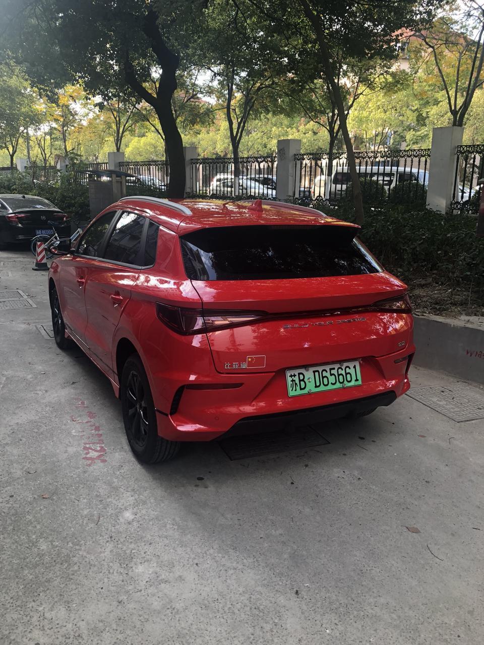 比亚迪e2-来了来了，到现在购车一个月有余，来浅谈用车体验。
  作为一名迪粉，一直在关注比亚迪汽车，特别是电动汽车这一块更是情有独钟。上一辆车是16款比亚迪宋燃油版，今年打算换个电车首选比亚迪。在新能源汽车领域我本人还是很信赖比亚迪的。
9月看到了e2上市的消息，无论是颜值还是价格都无不让我心动，于是到月底就去订车，期间还遭受过家人的反对，认为电动汽车技术不成熟，但是我认为目前燃油车三大件的问题也不少，烧机油、异响、抖动等等。月底交了定金，等了20天才拿到车，等待的日子真的是太熬人了。
购车总价 | 总
