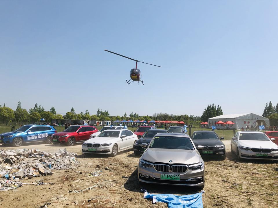 奥迪a6l phev-购车总价 | 裸车价格50万，落地价格62万，加装宝华韦健音响，HUD，后排多媒体。
同级对比 | 看了奥迪A6L新能源满最终后备箱太小，家里有小孩就不考虑了
故障吐槽 | 发动机故障灯跳出来过2次，第一次是需要系统升级，免费，第二次是进气格栅的风门坏了，3年质保期间免费，不然要1万多，吓我的买了3年的 延保2万不到
保养维护 | 小保养1700左右，性价比还可以，能接受，据说大保养光一个空气滤芯就要800不到，略贵。 因为买了延保后期只能在4S店保养
驾驶体验 | 最喜欢SPORT
