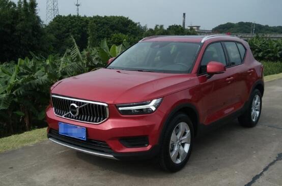 沃尔沃xc40(进口)-2019年2月终于顺利迎娶XC40，裸车32.18万，落地36万1。买车是就奔着XC40去的，从小就有沃尔沃情节，在人生第二辆车终于圆梦，但作为对比还是看了Q3、Q5还和GLA，都没有XC40带给自己的踏实和安全感。油耗：磨合期将近10个，但上下班高峰期速度起不来，又是四驱，相比同级别SUV还算可以，后期应该会降一些。内饰：做工还算讲究，用料也比较厚道，整体风格是我喜欢的简约风，前排储物空间很大，不过隔音没我想象的好。驾驶体验： 因为车身不大，所以驾驭起来很灵活，小巷穿梭随心所欲，