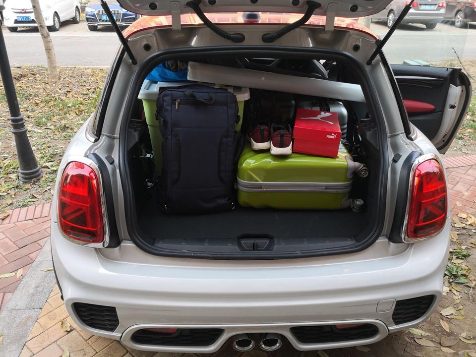 mini jcw-30万到40万这个区间内最能干的车型；在海外接触了旧款COOPERS之后就成了MINI的粉丝：小身材大能耐，动力充沛又好听，随时随地充满了乐趣的驾驶（颠簸）体验以及比起你脸上的笑容根本不算上钱的油费。JCW则是将这一切，除了实用以外，无限次地扩大到进去驾驶20分钟就会忘记一日内所有的烦恼。比起其他小钢炮JCW的确性能不行，但是整体车辆，引擎，声浪，变速箱和方向盘的反馈能让你时时刻刻体验着只属于驾驶者的乐趣。缺点也有，电子助力转向系统给你的回馈比起第一代的液压助力真的少了不少实际的路感，但