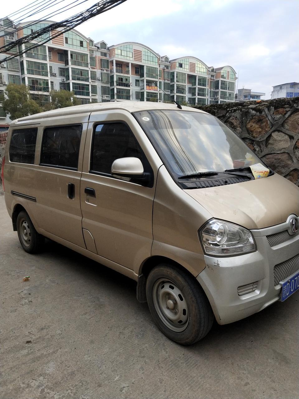 北汽威旺306这款车。空间大。动力足。油耗低。 我是14年买的。首次两千公里做的保养。之后每5000km保一次。所以动力足，油耗也在每公里4毛多一点。空间大，那是不用我说了。车子整整开了四年了车况跟新的差不多。北汽值得信赖。