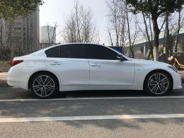 在2018年3月份提的，落地花了将近60万，首先吸引我的就是它的外观，谁不想买一辆大气上档次回头率高的车呢，英菲尼迪的外观时尚、漂亮，空间也很棒，看着很宽敞，但是不足的是它的内饰不耐脏。这个比较遗憾，其它的都挺满意。看了奥迪RS3、宝马3系，我更喜欢英菲尼迪的灵敏、迅猛，媳妇儿也说更喜欢它的外观。
颜值 | 外观时尚、大气，加长的车身，使它看起来更豪华典雅，惊艳的前脸、犀利的大灯，看起来超好看，回头率很高！
油耗 | 油耗还行，百公里油耗约是10个，市区的话比较堵的情况下，百公里油耗是达到13个，不同路况