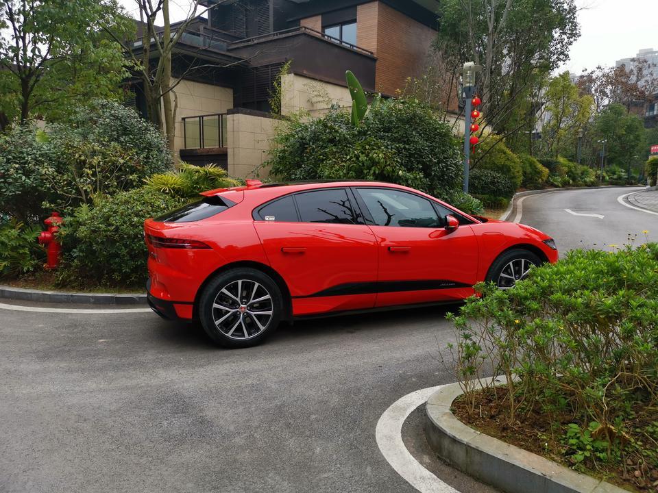 捷豹i-pace-电耗：当赛车开25kwh，日常代步20kwh以内。外观：帅酷。内饰：几乎全真皮包裹，符合身价。操控：动态空悬兼顾舒适与运动。空间：够用，强于汽油车的溜背车型。动力：丝滑顺畅，可以街头暴徒也可以西装绅士。