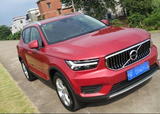 沃尔沃xc40(进口)-2019年2月终于顺利迎娶XC40，裸车32.18万，落地36万1。买车是就奔着XC40去的，从小就有沃尔沃情节，在人生第二辆车终于圆梦，但作为对比还是看了Q3、Q5还和GLA，都没有XC40带给自己的踏实和安全感。油耗：磨合期将近10个，但上下班高峰期速度起不来，又是四驱，相比同级别SUV还算可以，后期应该会降一些。内饰：做工还算讲究，用料也比较厚道，整体风格是我喜欢的简约风，前排储物空间很大，不过隔音没我想象的好。驾驶体验： 因为车身不大，所以驾驭起来很灵活，小巷穿梭随心所欲，