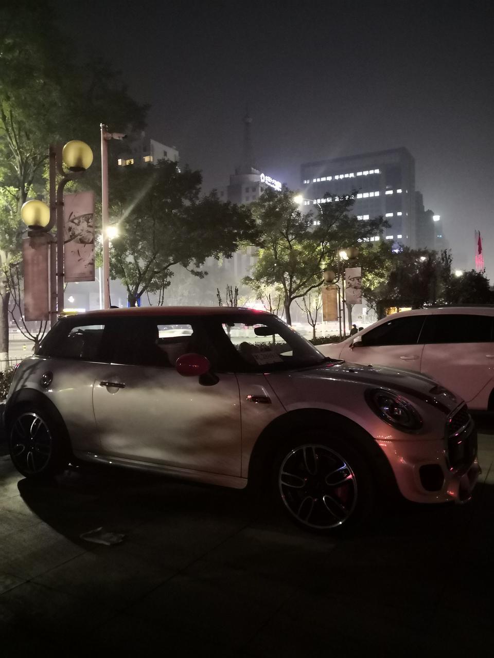 mini jcw-30万到40万这个区间内最能干的车型；在海外接触了旧款COOPERS之后就成了MINI的粉丝：小身材大能耐，动力充沛又好听，随时随地充满了乐趣的驾驶（颠簸）体验以及比起你脸上的笑容根本不算上钱的油费。JCW则是将这一切，除了实用以外，无限次地扩大到进去驾驶20分钟就会忘记一日内所有的烦恼。比起其他小钢炮JCW的确性能不行，但是整体车辆，引擎，声浪，变速箱和方向盘的反馈能让你时时刻刻体验着只属于驾驶者的乐趣。缺点也有，电子助力转向系统给你的回馈比起第一代的液压助力真的少了不少实际的路感，但