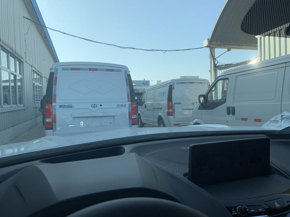 开了6年多的奥迪A4L，在19年突然萌发想换一辆SUV，先说说原车奥迪A4L吧，6年，除了坏了两个近光灯灯泡意外，质量堪称完美，甚至连异响都没有，唯一要吐槽的就是车内臭味，6年了，还是有味道。小朋友每次坐车都嫌车太臭，搞的实在尴尬.
再说说选车吧，豪华中型SUV，作为前奥迪车主也没有太多豪华品牌的情节，只看重车本身的产品力。欧系车大多有一个问题就是后排地板大鼓包，座椅靠背太直。所以基本放弃GLC，X3和Q5L。最终备选车型只有三个 中规普拉多，途锐和RDX（插一句其实这次购车预算是可以上浮到50多），无奈