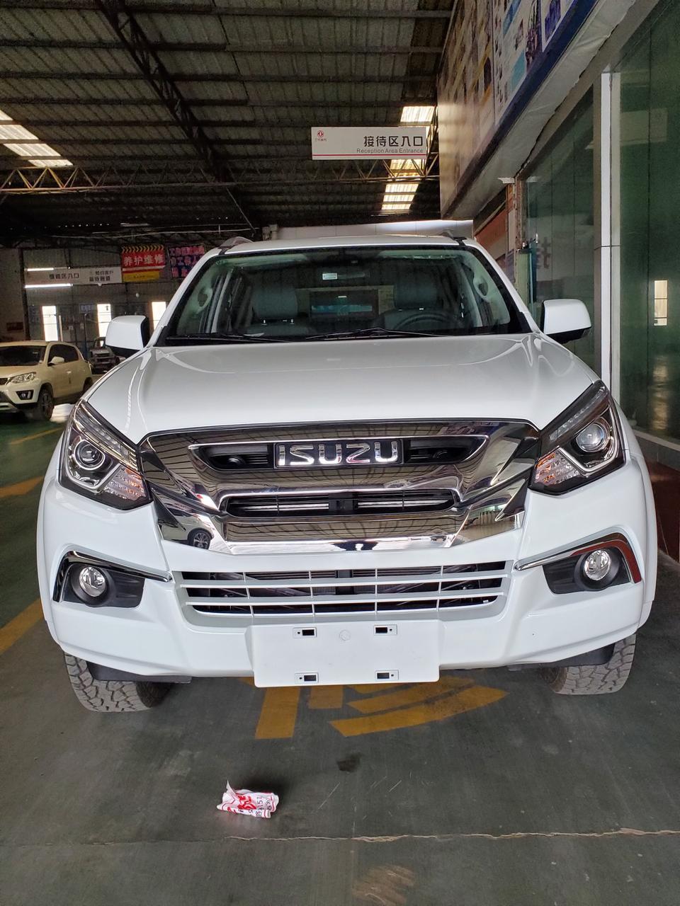 d-max-这车买回来开了1700多公里了，今天又回到懂车帝发表一下我的用车感受吧，我先说一下，我在买这车前我常开过丰田的穿越者，福特的林肯mkc，江西五十铃的D–MAX，简单讲一下我的感受，但是表述不清楚或者什么东西没算准的请您嘴下留情哈。
颜值 | 首先是外观，大家都说这车外观丑的不行，实际上你到店里看到磨砂灰的实车你就发现还是蛮霸气的，就算不是磨砂灰，白色和黑色的也不错，只看照片和直接看实车是不一样的，不过我当时去提车时候只看到过白色，磨砂灰的是皮卡（皮卡和牧游侠的前脸都差不多，可以参考一下）
内饰
