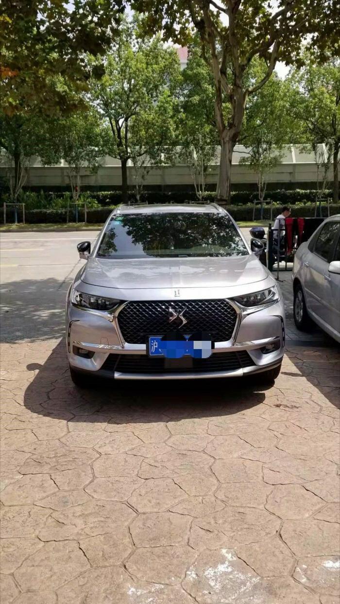 购车总价 | 购买时裸车价是31.69万，落地价有33万，基本没有优惠，送了行车记录仪，脚垫，下护板，这些都挺不错。
同级对比 | 买车时我和老婆一块看了DS 7和讴歌CDX,两个车的配置上差不多，但DS 7的后备箱空间要比讴歌的宽敞很多。我平时放的东西也多，就选了DS 7。
油耗 | 现在的油耗是8.8，我个人感觉有点高，可能是新车，可能要磨合一段时间。
空间 | 我一米八的个子，体重有150斤，算是中等身材，坐在驾驶位置上身子前面空间很大，行动自如。储物空间不是太好。后备箱空间大，逛超市，购物买菜，自