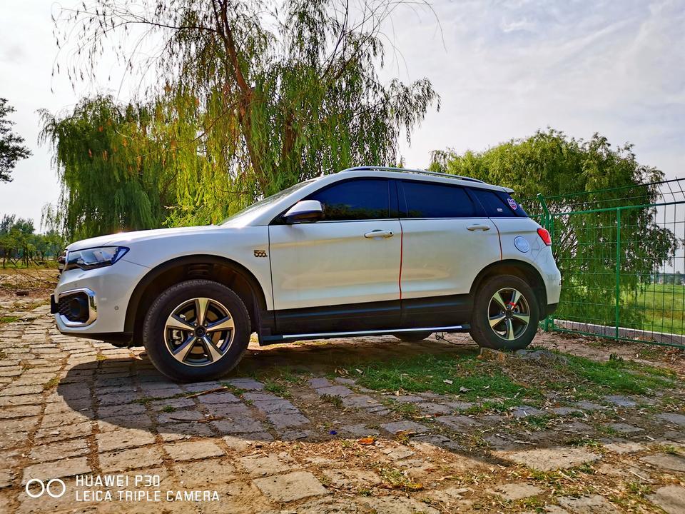 哈弗h6 coupe-购车总价 | 12万裸车价
同级对比 | 对比这款车的时候看了博越，和传祺gs4，最后被空间动力性价比最好的coupe征服，选择了H6coupe蓝标超豪型号，安全配置高，空间大，动力足。
空间 | 轴距2720mm，在紧凑级别里面，我买的时候基本是没有啥对手，后排非常平整，超大全景天窗更是提升了车内的空间感。
颜值 | 颜值我觉得还可以，比较喜欢六边形中网和侧面的悬浮车顶，觉得中规中矩耐看又有点运动范。
驾驶体验 | 1.5T的涡轮增压缸内直喷发动机，涡轮介入早，1400转就可以爆发