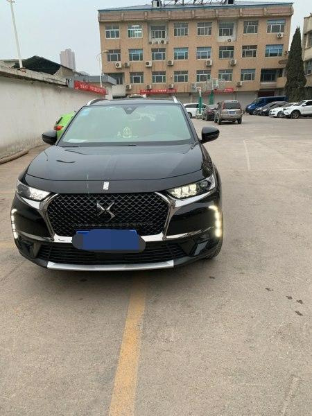 ds 7-颜值 | 最满意的当然是 ds7的外观了，完全符合了我对美的定义，犀利的前脸，酷酷的大灯，还有车内带有仪式感的氛围灯，很是满足了都，包裹式座椅也是很舒服了。高端大气的既视感，车子的线条超级吸引人，这也是这车回头率很高的原因，开出去很拉风，很满意了都。
空间 | 车内前排空间对于个人来说完全是足够的，后排空间也非常大，坐三个人是没有问题的，但最好的状态还是坐两个人，后备箱感觉有点小，并不能放很多东西，车扶手的位置能放挺多东西的。
油耗 | 毕竟是新提的车子，特别还是在城市开车，不仅拥堵还要开空调，