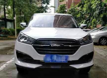 购车总价 | 今年6月份提的这款车，裸车价格41300，全款提的车，购车总价在49300元，当时赠送了一些饰品。
同级对比 | 买车的时候，还去看了宝骏510，个人觉得宝骏510这款车，在外形上没有众泰t300的好看，配置上差不了多少，价位也比众泰t300贵一些，所以性价比还是众泰t300好。
空间 | 这款车的空间我挺满意的，后排座椅非常的宽敞，家人坐的都感觉很舒适，而且不拥挤。
颜值 | 如果光看外观，这款车最少价值10万元，这也是吸引我选择它的其中一个原因，尤其是前脸儿的设计和悬浮式车顶，都是我的最