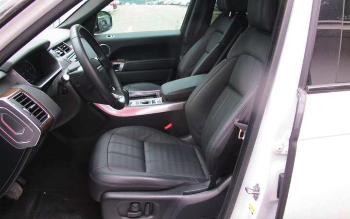 cayenne-裸车价格：83.2万元落地价格：92.5万#同级PK：看了许多车，X5啊、卡宴啊、S90啊，最终还是被揽运征服 ，每个男人都渴望拥有一辆路虎，情怀啊，加上想尝试新事物，所以选了新能源#外观满意：威武霸气得很，硬朗中还带着点时尚，总归不是死板的车，而且开出去真的挺有面子。#内饰豪华：豪华感十足，这确实没得说，那三块屏科技效果杠杠的，可惜缺点就是指纹收集器。另外，全地形反馈系统的升降设计也是仪表感满满，很喜欢。#空间很大：空间很大，毕竟体积摆在那里，俺媳妇的话说就像在开船，哈哈#油耗基本满意：