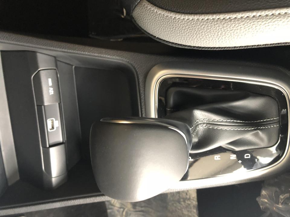 购车总价 | 购车总价9.3万裸车7.9万，赠送行车记录仪和脚垫，行车记录仪也就值二百块钱吧，像素不太好，凑合着用。
同级对比 | 同车型对比过MG明爵zs，这车给我的感觉挺大的，就是价格略微的高一点，如果价位稍微低一点的话，可能会选择他了，无奈最终选择了奕跑。
空间 | 奕跑空间不太大，不过对于我来说已经够用了，其实它的后备箱空间挺大的，特别是装两个大皮箱的一点问题都没有，而且它的后排空间也可以，乘坐两个成年人绰绰有余。
驾驶体验 | 这车开了有几个月了，驾驶感觉挺好的，特别是在高速上，虽然车子很小会可