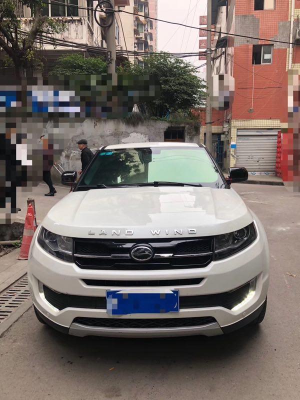 陆风x7劲越-我是在2017年9月提的这辆X7,裸车13万左右,落地14万。买车时对比了哈弗h6,咨询了一下车友会里同开h6的朋友,发现有些小问题美中不足,去看车时,被这辆X7的全景天窗深深吸引住了,对比配置,我选择了X7,到现在两万公里,车况很好,很满意。
#油耗满意 提车到现在一年多了，油耗方面挺满意的，市区跑有点费油，高速上就轻松很多了，大概8个到9个油，油耗控制还是可以的。
#外观满意 陆风X7让人越开越喜欢，回头率很高，前脸非常时尚，前嘴也非常硬朗，车尾线条很流畅，很漂亮。
#乘坐空间宽敞 外面