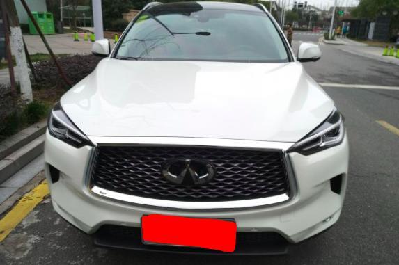 英菲尼迪qx50-裸车价33.38 万  
落地价 38.31万  
#同级别PK：奔驰GLC 200 4MATIC与这个，在两款车之间犹豫了挺久，大奔驰一听牌子更有面子，英菲尼迪毕竟是不那么普及的略小众点的牌子。后来感觉不能那么随大溜，我觉得也有道理，于是就提了QX50。
#外观霸气撩人：作为颜控的我们俩，不入眼不拉风的根本不在我们的考虑范围内，酷酷的车前脸和流线型的车灯，一下子就击中了我的小心脏啊。
#内饰奢华性感：外观那都是做面子工程的，里子才是真真为自己舒适度考虑的。我特别喜欢方向盘的手感和座椅的
