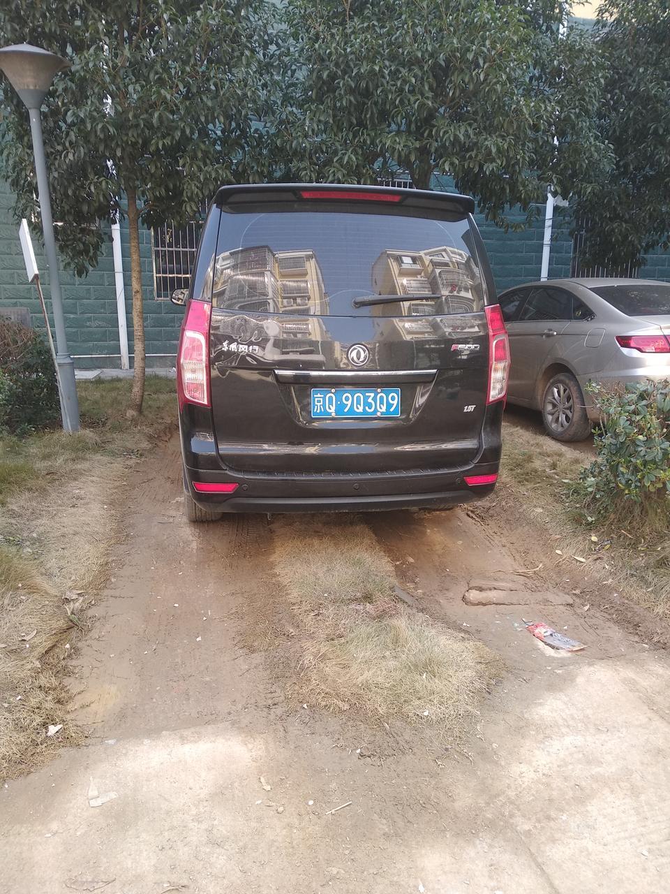 风行f600-我选本车空间比较大，相对比cm7小的，后排座位能收起，靠两边，如果中间2个座位像江淮M4一样，能转动换个方向，那就更好了，油耗能达到百公里9个。外观还可以，我选的是黑色的，看着比较大气。价格还能接受，十万元多点。一般打工者都能买得起。保养首保贵点，因为要换变速箱机油，后桥架机油。以后就好点了。