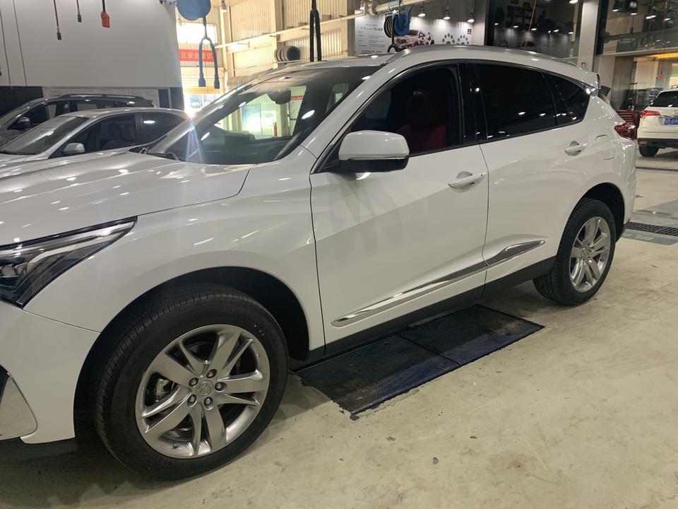 开了6年多的奥迪A4L，在19年突然萌发想换一辆SUV，先说说原车奥迪A4L吧，6年，除了坏了两个近光灯灯泡意外，质量堪称完美，甚至连异响都没有，唯一要吐槽的就是车内臭味，6年了，还是有味道。小朋友每次坐车都嫌车太臭，搞的实在尴尬.
再说说选车吧，豪华中型SUV，作为前奥迪车主也没有太多豪华品牌的情节，只看重车本身的产品力。欧系车大多有一个问题就是后排地板大鼓包，座椅靠背太直。所以基本放弃GLC，X3和Q5L。最终备选车型只有三个 中规普拉多，途锐和RDX（插一句其实这次购车预算是可以上浮到50多），无奈