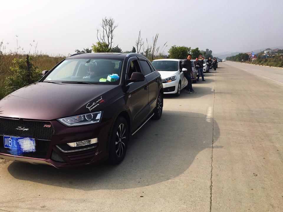 众泰sr7-本人从事电脑行业N年了，工资还行，平常工作上兢兢业业，也得到了老板的信任，工作还算稳定，每天下班回家看着路上来来往往的车，突发奇想啊，自己也去买一辆算了，我15年3月结婚到现在有一年多了，是该买一辆回家也方便，看了几个月的车，也看过哈佛、宝骏、北京绅宝、中华、现代、大众、荣威、马自达、起亚、吉利、BYD、海马、陆风、东方风神、长安、别克等车系，都不如意。唯一看到SR7内饰和配置让我心动啊。今年5月29号就交了1000大洋的定金，订的1.5t手动魔方之心国五，就等6月20多号提车了，提车后给你们
