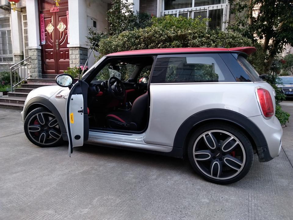 mini jcw-30万到40万这个区间内最能干的车型；在海外接触了旧款COOPERS之后就成了MINI的粉丝：小身材大能耐，动力充沛又好听，随时随地充满了乐趣的驾驶（颠簸）体验以及比起你脸上的笑容根本不算上钱的油费。JCW则是将这一切，除了实用以外，无限次地扩大到进去驾驶20分钟就会忘记一日内所有的烦恼。比起其他小钢炮JCW的确性能不行，但是整体车辆，引擎，声浪，变速箱和方向盘的反馈能让你时时刻刻体验着只属于驾驶者的乐趣。缺点也有，电子助力转向系统给你的回馈比起第一代的液压助力真的少了不少实际的路感，但