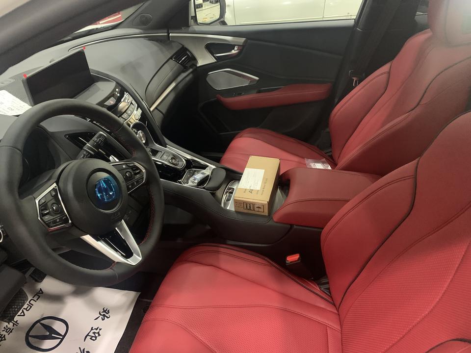 开了6年多的奥迪A4L，在19年突然萌发想换一辆SUV，先说说原车奥迪A4L吧，6年，除了坏了两个近光灯灯泡意外，质量堪称完美，甚至连异响都没有，唯一要吐槽的就是车内臭味，6年了，还是有味道。小朋友每次坐车都嫌车太臭，搞的实在尴尬.
再说说选车吧，豪华中型SUV，作为前奥迪车主也没有太多豪华品牌的情节，只看重车本身的产品力。欧系车大多有一个问题就是后排地板大鼓包，座椅靠背太直。所以基本放弃GLC，X3和Q5L。最终备选车型只有三个 中规普拉多，途锐和RDX（插一句其实这次购车预算是可以上浮到50多），无奈