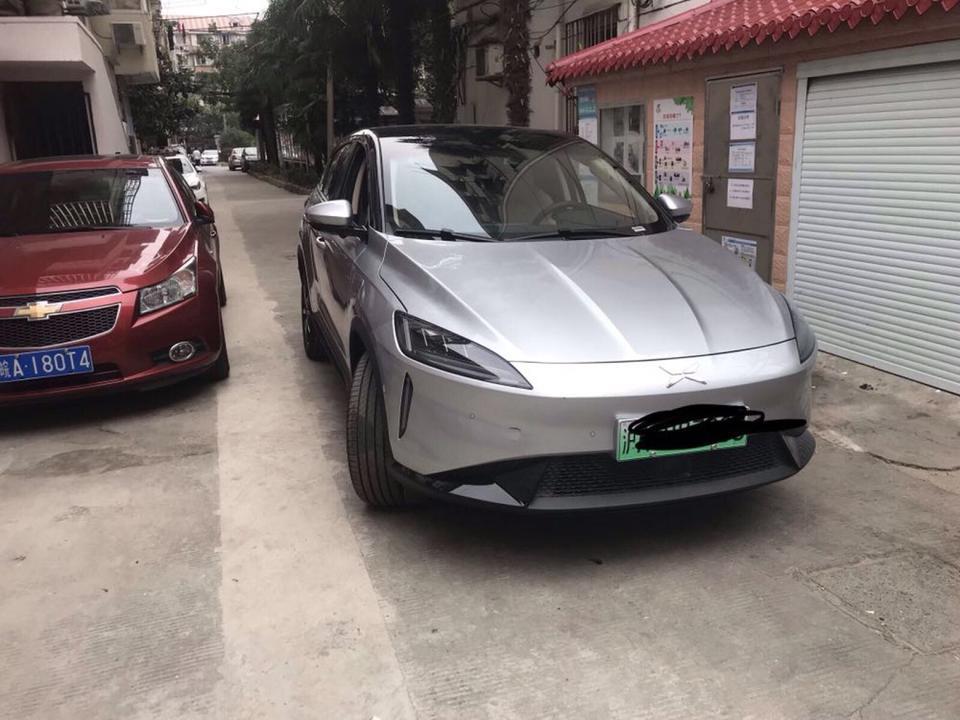 科鲁兹-驾驶体验 | 动力充沛，超控感不错，整体表现对得起这个价格！
续航 | 高速续航里程大概只有240左右，不太够用。城市道路大致在320左右到
空间 | 前排空间表现不错，后排较为拥挤，后备箱容积不佳
内饰 | 内饰简约，符合我的胃口
购车总价 | 落地16万
