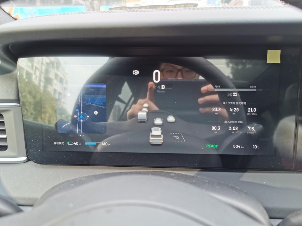 外形中庸，气势很足，空间足够，驾驶感很棒，灵活的胖子。内饰用料还不错但是设计上毫无豪华感，储物空间也一般。纯电的情况下各方面几乎完美，就是大冬天续航太短，还好可以加油，我有家充，几乎不会用到混动模式，城区用电，长途用油，用电量保持也就是纯油综合不超过10升每百公里，这么大个车还是挺不错的，但是想到800公里续航是不可能的，有600km就不错了，我可以明确的告诉各位李想在发布会上吹过的油耗没有实现，特别在意这一点的请慎重。不过对我来说10升油耗已经很满意了，何况我是充电来用的。噪音方面要重点说一下，其实隔音