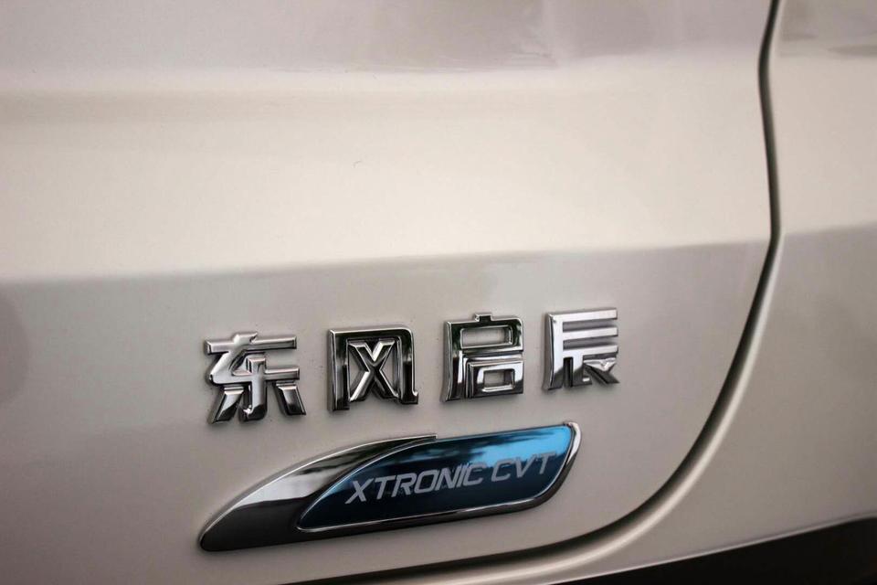 选择这款车，主要看对的是SUV车型，能够适应我们乡村的部分凸凹不平的路段！启辰车有东风日产的血统，发动机就是东风日产的发动机，这样节约用车成本！相比同样的小型SUV长安cs15，铃木维特拉等小型SUV，价格还算合理！下面我就具体说一下这款车的使用感受，
油耗:刚提车不到三个月，综合油耗在7.3左右！国了磨合期应该会降低一些！
空间:继承有东风日产的血统，座椅比较舒服！后排坐下后，还有20多公分的距离！1.73米的个头，坐在主驾驶位置，不碰车顶，空间挺宽敞的！座椅位置大了，所以，后备箱不算大，不过，能放下两