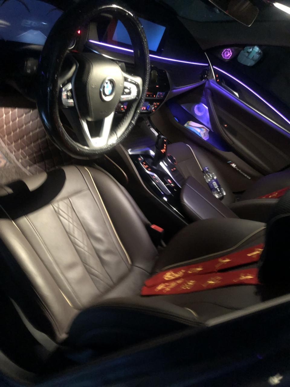 奥迪a6l phev-购车总价 | 裸车价格50万，落地价格62万，加装宝华韦健音响，HUD，后排多媒体。
同级对比 | 看了奥迪A6L新能源满最终后备箱太小，家里有小孩就不考虑了
故障吐槽 | 发动机故障灯跳出来过2次，第一次是需要系统升级，免费，第二次是进气格栅的风门坏了，3年质保期间免费，不然要1万多，吓我的买了3年的 延保2万不到
保养维护 | 小保养1700左右，性价比还可以，能接受，据说大保养光一个空气滤芯就要800不到，略贵。 因为买了延保后期只能在4S店保养
驾驶体验 | 最喜欢SPORT