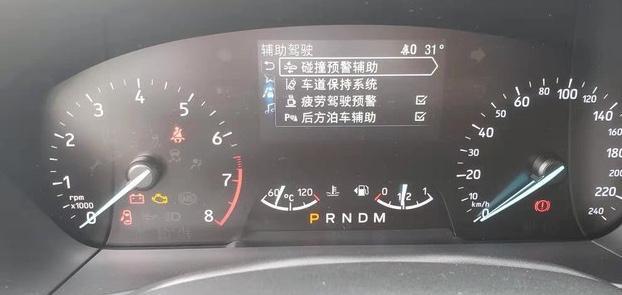 购车总价 | 裸车价15.38万，落地价17万6！这个价位我觉得还算是可以了！性价比挺高的。
同级对比 | 本来也考虑过沃尔沃V40，因为V40的外观真的非常出色，非常硬朗耐用，18寸的轮毂看起来也很霸气，不过最终选择了福克斯active，两个外观内饰都差不多，但是福克斯active便宜啊！
空间 | 内部的空间也非常大，基本上坐5个人是完全没有什么问题的，后备箱的大小也是逆天了！
颜值 | 颜值在suv界里面我觉得是一流的！
内饰 | 内饰的做工感觉挺精细的，起码没有塑料感吧。尤其是这个电动座椅，还有腰