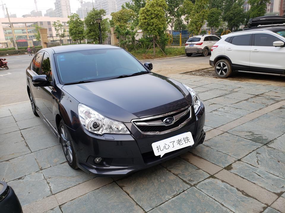 购车总价 | 因为是 二手车，价格就不透露了，09年12月份上牌10万公里。
同级对比 | 虽然是中型车，但是放到现在尺寸不大，比A+大一点，但是后排我180身高坐后面无压力，座椅真皮，软，很舒服。中间凸起没办法四驱都这样。老款了功能也多，后视镜折叠，换挡拨片，座椅加热，自动分区空调，主副电动座椅带记忆，无钥匙进入和启动，多功能方向盘，一建升降，电动手刹，倒车影像，放到2010年功能非常强大，放到现在也还够用了，毕竟是当年2.5自吸顶配。
故障吐槽 | 10年了无大修，只保养和更换损耗件，唯一的是方向十字