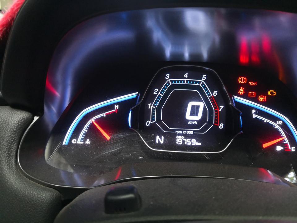 u5 suv-购车总价 | 当时买没优惠指导价裸车8.18万买的，送了 贴膜 脚垫 挡泥板 抱枕
同级对比 | 同级别感觉后排空间最大 驾驶位后放两格 后排腿部空间都够用
故障吐槽 | 新车味道大 速度上120以上隔音不好 后排空间大了后备箱就小了 没办法
驾驶体验 | 动力一般1.6L就那样了 方向很轻 很好用  减震偏硬 前排还行 后排颠的幅度大
颜值 | 大灯很喜欢 座椅都是仿皮的 还可以  也没包坐垫坐着挺舒服
保养维护 | 首保以后没去过4S店 已经关门了 西安只剩一家4S店了
油耗 | 城里8
