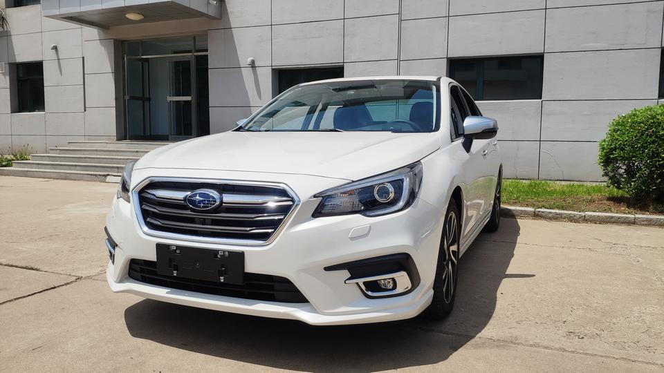 奔驰c级amg-购车总价 | 裸车24 全下来278000
同级对比 | 看了奔驰C260 gla220 宝马三系 英菲尼迪Q50l
雷克萨斯IS  只有斯巴鲁和雷克萨斯是原装进口车 别的都是国产的 进车里的味道一下就比较出来了 在就是细节做工   进口的国产比不了
故障吐槽 | 目前没有故障
空间 | 前排驾驶空间很大 后排比家里的森林人坐着要舒适
后备箱真的 放三个箱子还有很大空间
驾驶体验 | 驾驶体验就是 这玩意不就是个赛车吗 要动力有动力 要操控有操控 全时四驱 过弯很有自信
颜值 | 外观真的