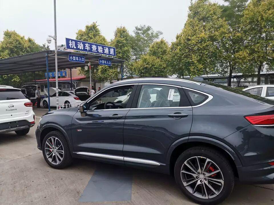 星越phev-同级对比 | 本来星越和途岳，准备两者之间买一辆的，星越发动机是1.5t的，途岳是1.4T的，途岳马力没有星越的高，而且星越这款是新能源，用电的话基本不费油！然后星越新能源的开门预警功能很不错！还有自动泊车功能。配置太好，就买了星越新能源。
购车总价 | 刚提车一个月，裸车20万，全款下来付了22万。
驾驶体验 | 动力给力，方向盘轻重合适，驾驶起来手感很好，而且倒车的全景摄像头很清晰。底盘悬架效果很好，走在不好的路上，一点也不颠簸，刹车也不软，反应特别快。
颜值 | 外观和我心意，特别是前