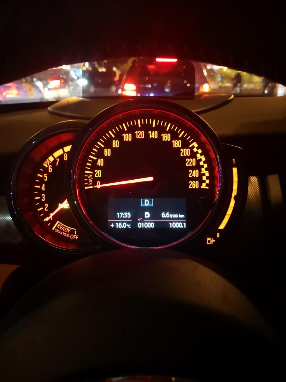 mini jcw-30万到40万这个区间内最能干的车型；在海外接触了旧款COOPERS之后就成了MINI的粉丝：小身材大能耐，动力充沛又好听，随时随地充满了乐趣的驾驶（颠簸）体验以及比起你脸上的笑容根本不算上钱的油费。JCW则是将这一切，除了实用以外，无限次地扩大到进去驾驶20分钟就会忘记一日内所有的烦恼。比起其他小钢炮JCW的确性能不行，但是整体车辆，引擎，声浪，变速箱和方向盘的反馈能让你时时刻刻体验着只属于驾驶者的乐趣。缺点也有，电子助力转向系统给你的回馈比起第一代的液压助力真的少了不少实际的路感，但