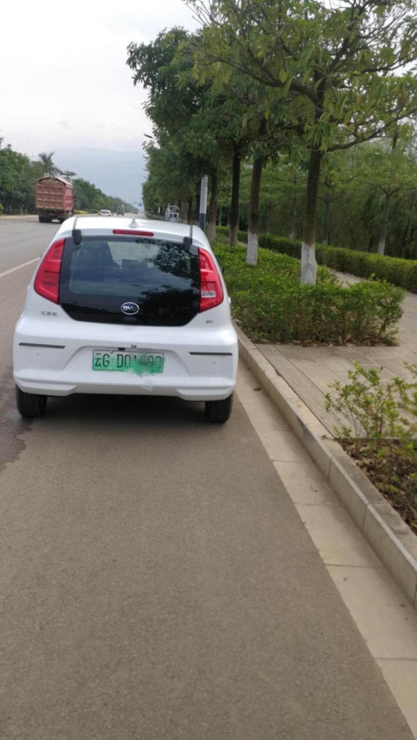 比亚迪e1-#购车总价79900
颜值 | LED前组合大灯，大眼睛，日间行车灯很漂亮，双e组合的尾灯也很有特点！老婆也最喜欢外观小巧可爱！忍不住跟它合照
空间 | 作为上下班代步工具，空间已经很足够了，后排平常坐两个人到三个人也够了后备箱空间也可以！后尾门打开的也比较大我媳妇都可以坐上去！
内饰 | 最满意的就是液晶仪表显示屏还有10.1英寸8核自适应旋转悬浮Pad，集娱乐科技于一身！感觉科技感很强
驾驶体验 | 动力可以说是我最满意的地方了0-50km/h加速只要5.9秒那不是盖的！可以说是见车超车，