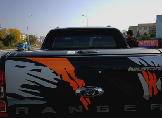 ranger-同级对比 | 买车时看过H9，发现性价比的话确实是H9高一些，但是福特的这个品牌让我信任。
购车总价 | 坐标银川，裸车价格30万，落地35万。
颜值 | 车灯照亮效果一般，晚上照明不好路段，开起来很累。后备箱设计的非常具有个性，直接和其他的皮卡来开差距。
驾驶体验 | 3.2T的柴油机，起步非常快，红绿灯窜出之后回头率超高。操控方面也很棒，感觉跟运动轿车差不太多。
