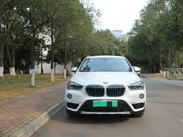 宝马x1-购车总价 | 选择这款车型，当时裸车的价格在35万元。 价格还是可以接受的。这个价格就能买到一辆油电混合的宝马suv车。
同级对比 | 之前纠结是买新能源还是买纯汽油的高配车，但是最终还是选择新能源车型吧，毕竟未来车辆会倾向于新能源的方面发展。
空间 | 前排空间座椅可以前后调节，所以空间足够用后排空间也毫无压力，距离非常长，而且后排中间的地方不是特别大。
驾驶体验 | 方向盘的握感非常好，转向的时候很轻，高速行驶减震过一些障碍的时候，车内的噪音也不大。刹车反应非常灵敏。
内饰 | 车里面的内饰