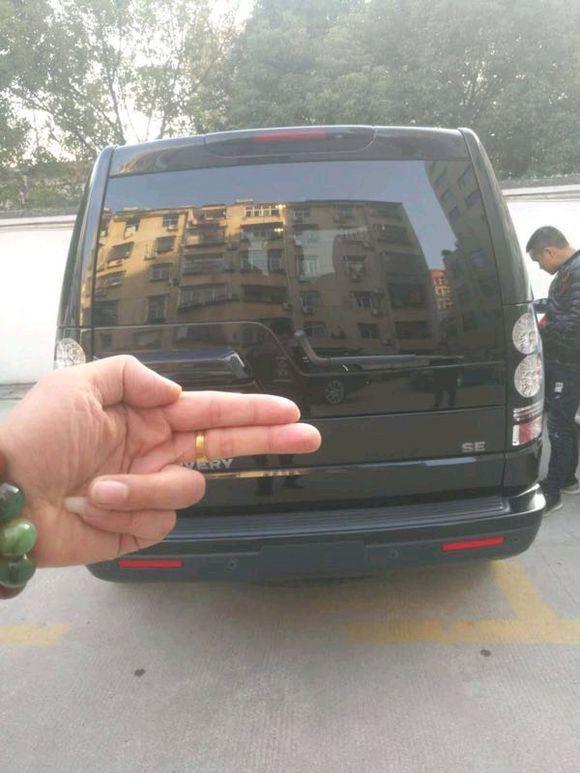 发现-这款车是我在2017年2月份提的，开了这么长时间了，跑了大概3万多公里，感觉很满意，家里人也很喜欢，买的时候直接一眼相中，跟奔驰、宝马、奥迪相比，路虎品牌的车毕竟SUV是老牌劲旅，有很多技术亮点，所以我是果断购买。
#座椅空间满意 空间方面，这个级别的车空间没有啥可说的，这么大的车，空间非常满意，无论是前排后排或者是后备箱，都没问题，就一个字，大。
#储物空间很大 储物空间路虎是没说的，储物空间是很宽敞，平时家里外出要放什么东西，都没问题，带孩子外出，放孩子的餐桌、车子都没有问题，储物空间值得点赞。