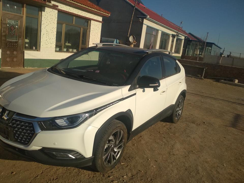 u5 suv-油耗百公里7.3，空间够用，没有网上说的那么不好，废油啥的，发动机动力够用。外观非常飘亮，配置非常高，性价比好，在十万以里值得购买的一款车，萝卜青菜各有所爱，只要自己喜欢就好，不要让车黑们影响了你买那款车。