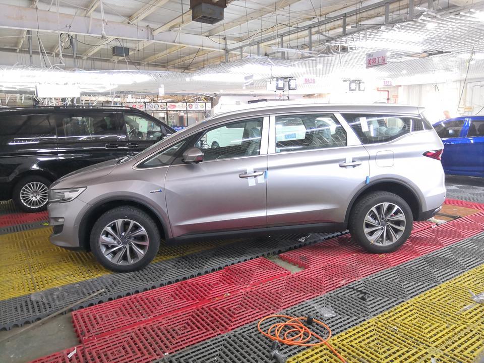 购车总价 | 裸车182800，加上7座1000元，爱享包5000元，一共188800，数字吉利，再加上保险上牌乱七八糟的，落地196000
同级对比 | 其实对于我来说选择的空间不大，就是想要一辆插电混动的MPV，这样看来，传祺GM不但没插混，而且太商务，宋妈内饰不好看，尺寸也不大，奥德赛也没有插电混动的，大捷龙就贵的飞上天了，这样一看，嘉际无论是在功能上还是外观内饰上都是首选，加上价格合适，就成为了不二之选了。
颜值 | 外观上，我要的是莫勒海滩银，其实我更喜欢那个深灰色，但是PHEV只有银白蓝三色可