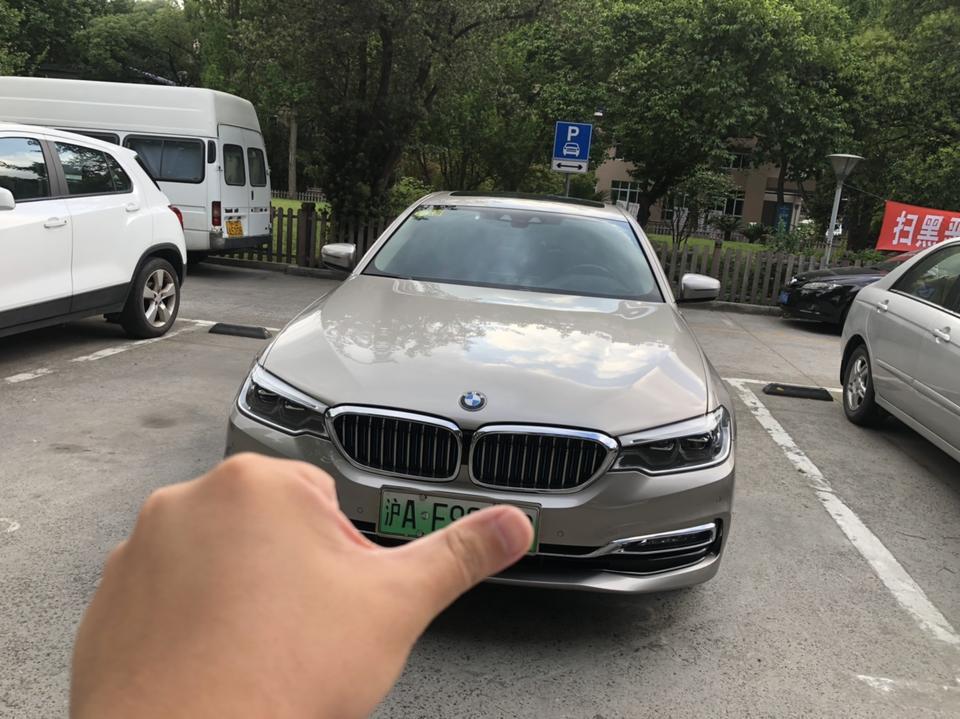 奥迪a6l phev-购车总价 | 裸车价格50万，落地价格62万，加装宝华韦健音响，HUD，后排多媒体。
同级对比 | 看了奥迪A6L新能源满最终后备箱太小，家里有小孩就不考虑了
故障吐槽 | 发动机故障灯跳出来过2次，第一次是需要系统升级，免费，第二次是进气格栅的风门坏了，3年质保期间免费，不然要1万多，吓我的买了3年的 延保2万不到
保养维护 | 小保养1700左右，性价比还可以，能接受，据说大保养光一个空气滤芯就要800不到，略贵。 因为买了延保后期只能在4S店保养
驾驶体验 | 最喜欢SPORT