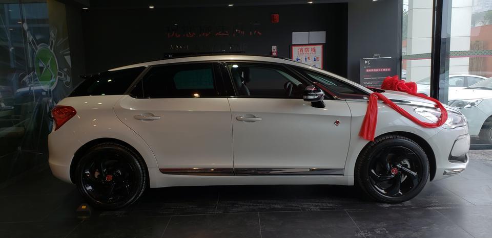 ds 5-操控:指哪打哪，方向盘小点更好！
空间:对我来说够用，家人个子都不高，一般家用没问题！
动力:磨合期没敢深踩，发动机还行吧，就是车重了点！
油耗:目前1800公里，平均速度27，油耗10个，没想象中省油！
外型:如果车高能矮几公分就完美了，车屁股让人沉迷！
内饰:内饰虽然是很多年前的设计，屏幕也小，按键多，实话质感较好，而且比较环保，新车味道很小！
