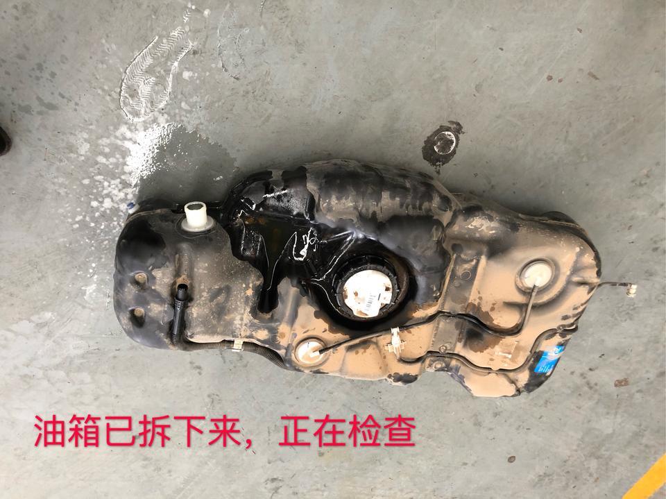 郑州日产NV200的驾驶感受还是不错的，不比同价位的一些轿车差，在我试驾了NV200和同价位的同类型的其他车后决定购置一辆NV200。NV200给我的感觉是底盘很整，容易上手而且灵活，可NV200的配置实在是太低了，随后改影响，买坐套，脚垫，胎压监测，行车记录仪，手工缝制方向盘套，档杆套，地板革，太阳膜，轮胎升级。正准备从深圳发大包围时发现一个我不能忍受的问题，在等红灯刹车时能听到咕隆.……咕隆响，就开始找原因泡论坛，车友圈热心车主说可能是油箱内部隔板或者是碳罐脱落油吸偏造成的，在19年2月28号首保时去
