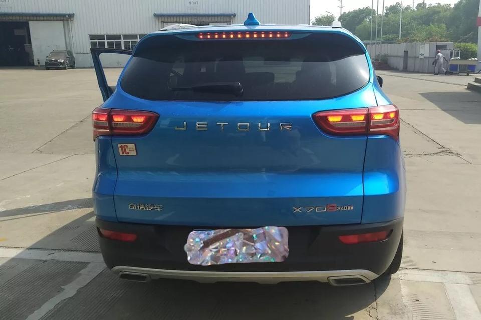 捷途x70s-购车总价 | 裸车价11万左右，落地价13.5万
同级对比 | 对比了轿车和其他几款SUV，还是觉得这款车不管是空间啊还是其他方面是让我比较满意的，性价比算挺好的吧。
空间 | 空间大到我想让小一点，看来我必须在胖个20斤，才能人车合一。
驾驶体验 | 除了第一天接车刚开的500米内，有过2次冲挡，脚感发涩。后面再开都没有这些问题。操控这个非常好，抓地，转弯，指向都非常棒！
颜值 | 除了车屁股，其他都好，轮毂非常漂亮，配上红色卡钳，天生是一对！
内饰 | 音响效果特别好仪表显示功能齐全，显