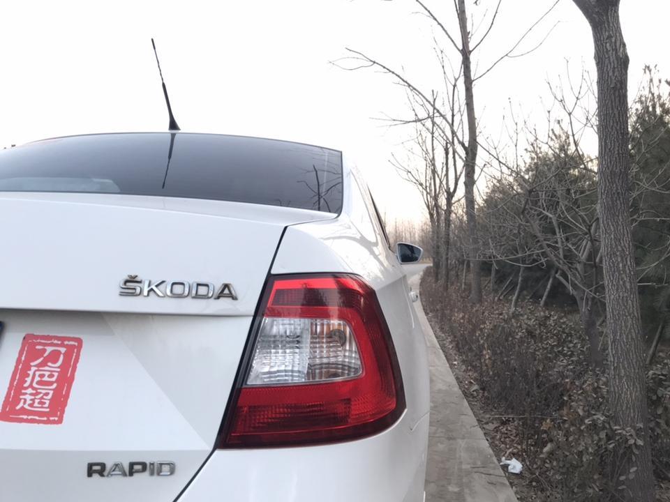 2013年购入斯柯达昕锐，当时看中他特立独行的一面，区别去其他vw车型的样子，却拥有vw的心脏
动力：动力方面1.4车型，动力够用，不要有飙车的心态是日常驾驶
作为家用车型，继承了大众传统，作为入门级的德行车型，对得起这个价格
#油耗满意 百公里五个油，可能与我驾驶习惯有关，整体来说相当省油，贴心家用车
#外观很漂亮 喜欢他的外观，双C尾灯，犀利的车身线条贯穿全车，特例独行不同于满大街的vw车型，走哪里都能吸引别人的眼光
#座椅空间够用 空间的话，足够用，前排还好，后排可以用很大来形容，乘坐感很好，很舒服