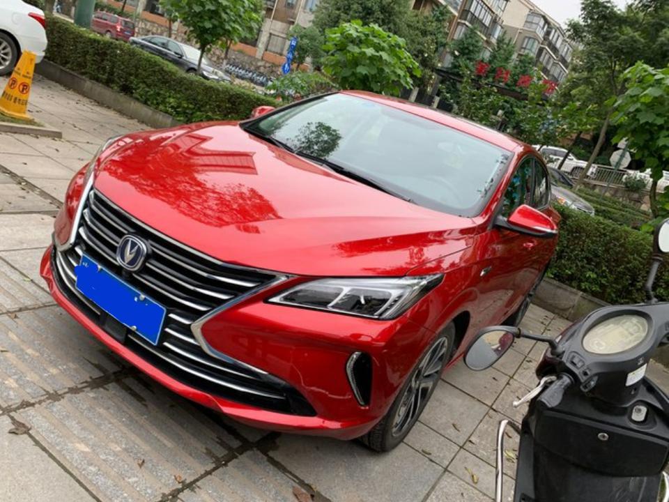 购车总价 | 裸车价格是6.2万元，保险3200元，购置税5270，车船税360，上牌300，落地价格是7.11万元，小车的性价比额非常高，
同级对比 | 买车的时候看了日产阳光。通过试驾发现阳光的质量不太好，感觉风噪比较大，另外抽屉比较轻，车速超过130码的时候有点飘的感觉。
颜值 | 逸动XT 的外观设计比较漂亮，尤其是后尾部的设计，动感的后尾灯和非常圆滑的臀部。给人一种特别时尚的感觉，
空间 | 这辆车的空间还是比较不错的，毕竟整个车的长度达到4500mm，轴距能达到2660mm。所以说空间没得说。