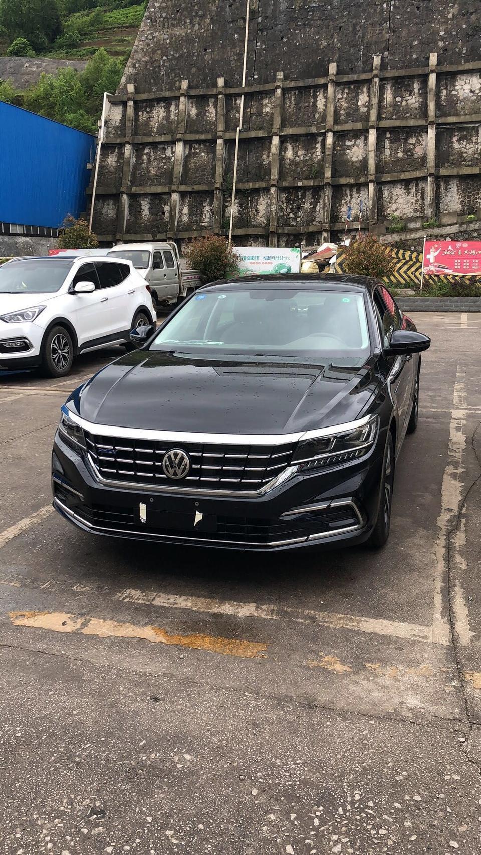 自己的老明锐9年了，该换了，本来去买330豪华的，不小心瞄了一眼新能源，果断试驾后就定下了，起步都是纯点，油电混合综合下来油耗大概2l左右，蓄电池保护大概5~6l左右，高速还没跑过。舒适性还是可以的，我个人喜欢这种紧绷有韧性的地盘，太软了容易瞌睡，哈哈哈哈，各种模式切换没太多感觉，很平顺，很静静音，模拟的蜂鸣音我上车就给关了，蓄电池充电模式小尴尬，有抖动，但还能接受，音响一般般，够用了。

