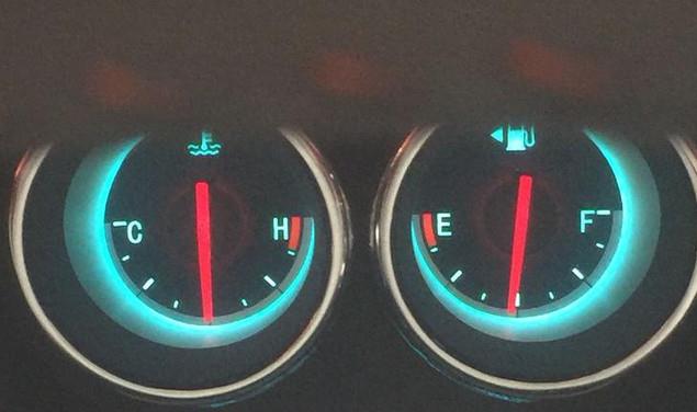 奥迪100-这个图里边显示的9.9L/100KM是百公里9.9个油的意思吗？