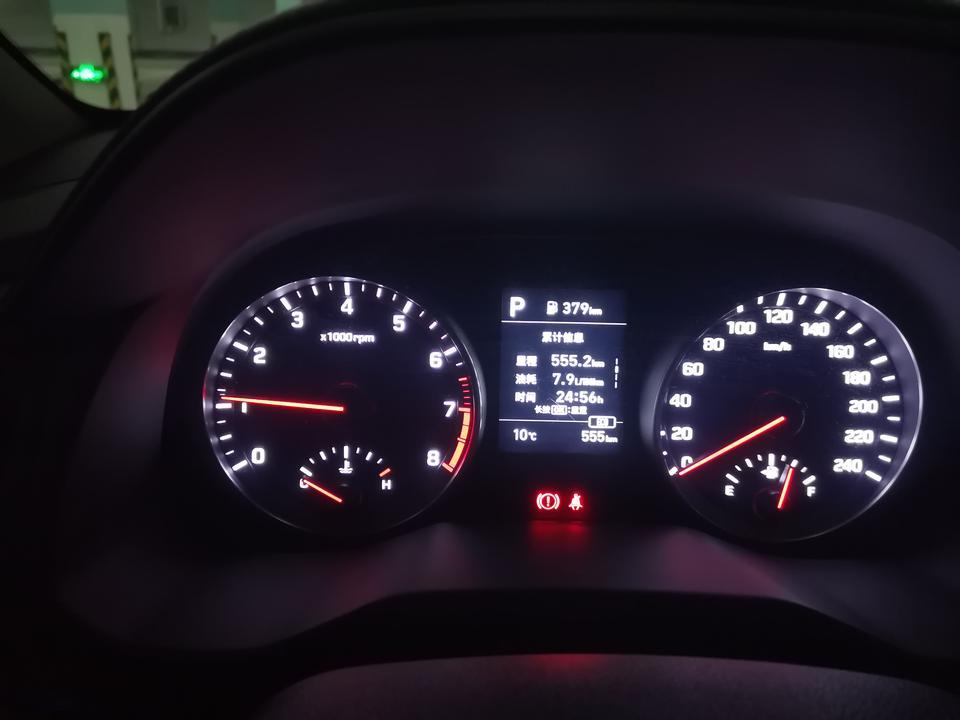 领动-  买车的时候看了各种品牌的车，最后一个看的北京现代，进4S店第一眼就因为外观看上了这款车，感觉之前看过的那些品牌车对我都没有了吸引力，考虑了一夜，然后第二天交了定金，十天后提了车，加三落地十万九千八。由于是第一次买车，最后悔的事就是没有跟4 S店讲价，感觉还算可以就成交了。在这之前也没有开过别的车，用车体验方面也没有什么好比较的
   外观方面自我感觉没的说，很好
   内饰也说不上坏，看顺眼了这车，感觉设计的都挺好
  配置方面也满足了日常需求，该有的都有了，短时间内也不会落伍。车膜记录仪坐垫都